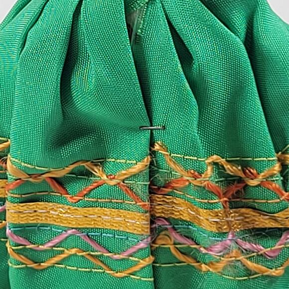 Folk Doll with Green Outfit and Veil - Handcrafted Vintage 7" Traditional Outfit - Picture 10 of 12